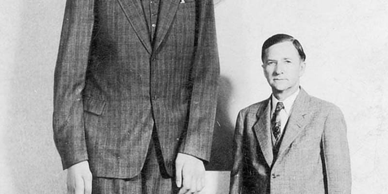 Robert Wadlow, nejvyšší člověk světa, se svým 180 cm vysokým otcem