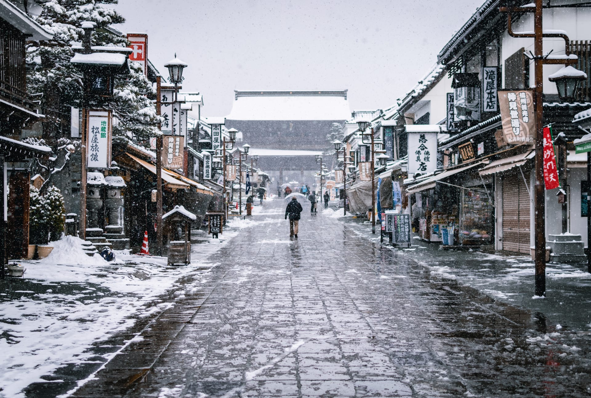 Nagano není žádné malé město, žije zde přes 375 tisíc lidí.