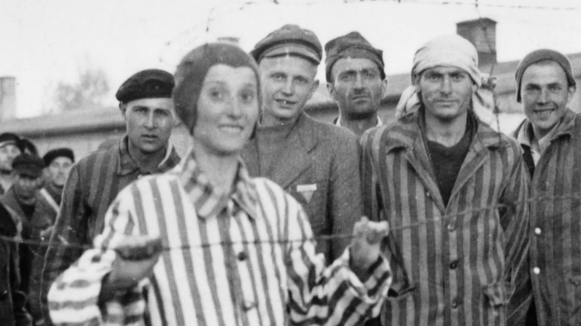 Židovský chlapec a další vězni v Dachau