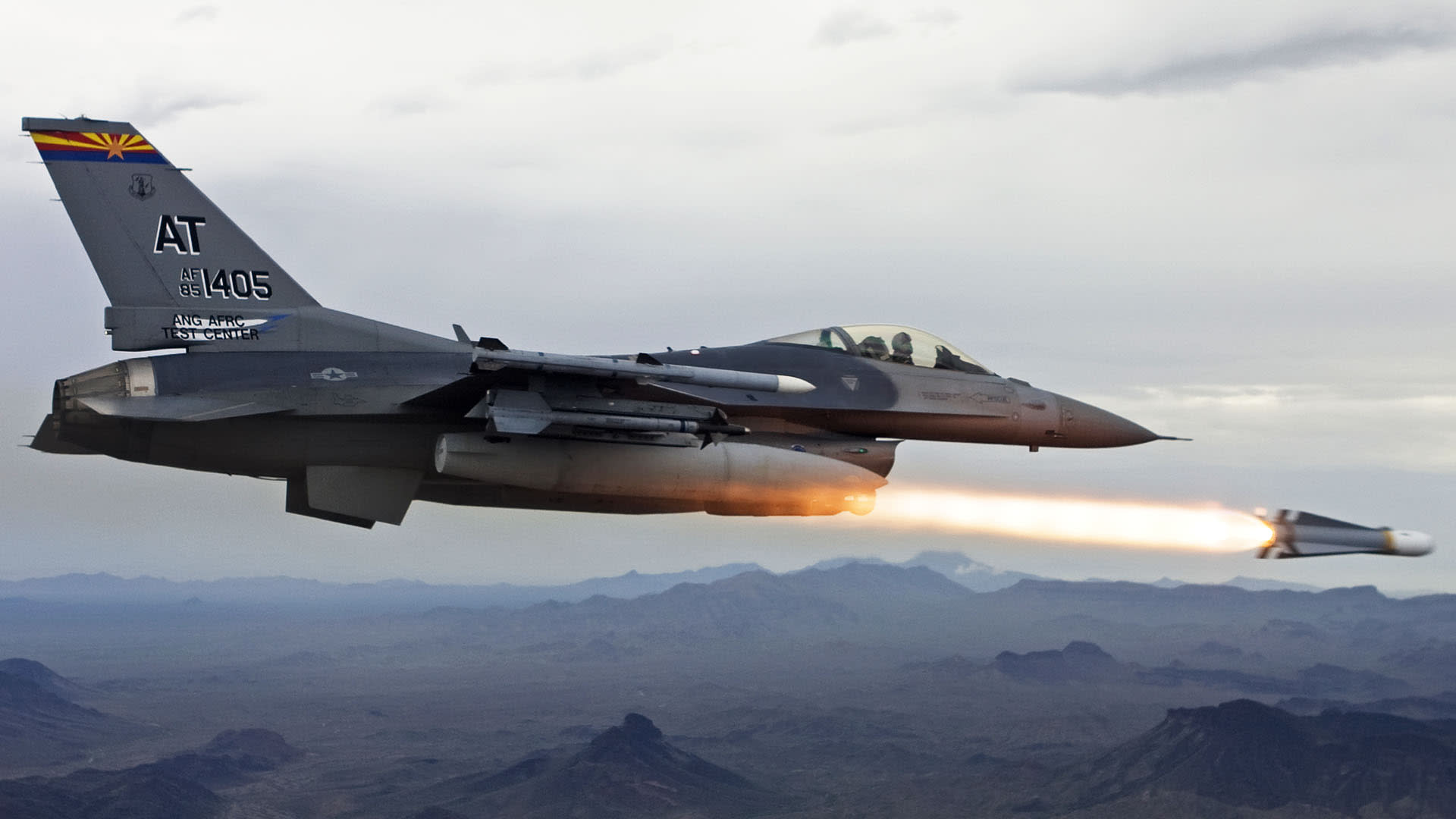 F-16 Fighting Falcon testující AGM-65 Maverick