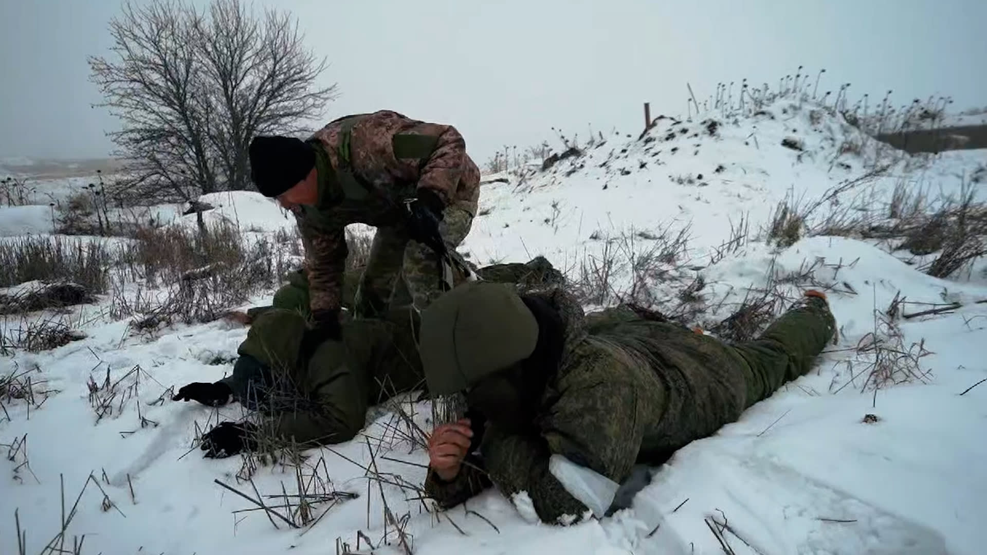 Video vysvětluje ruským vojákům, jak se vzdát dronu a nechat se odvést do zajetí.