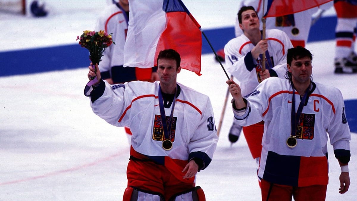 Dvě ústřední postavy olympiády v Naganu  čarující gólman Dominik Hašek a kapitán Vladimír Růžička