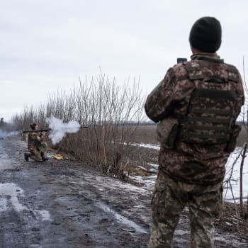 Ukrajinský voják pálí z raketometu.