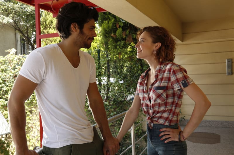  Přestože ve většině tureckých seriálů se kvůli konzervativnímu založení země postavy nelíbají, seriál Lásce navzdory nabídne hned několik peprnějších scén.