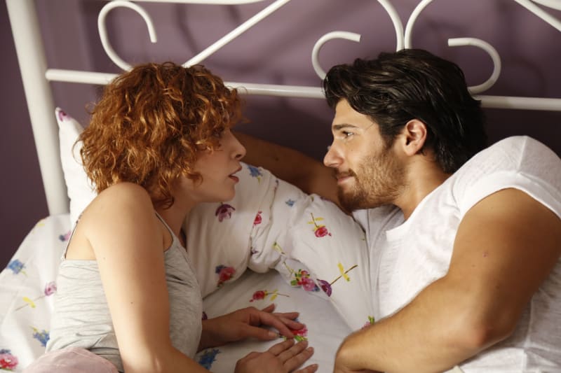 Turecký romantický komediální seriál Lásce navzdory byl poprvé uveden na televizní obrazovky na začátku července 2015.