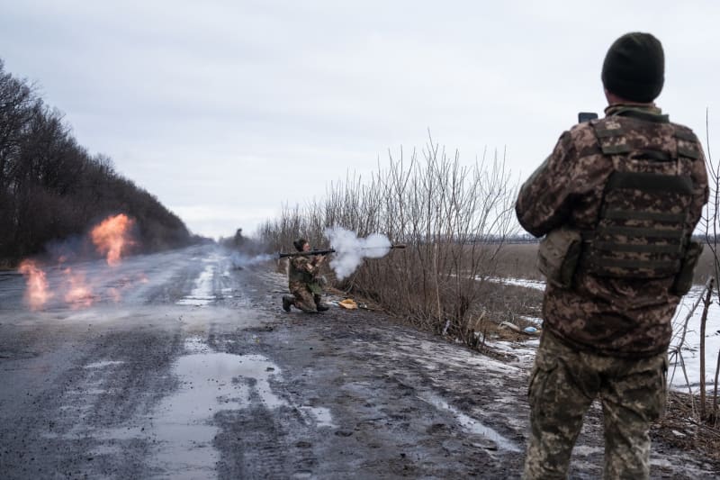 Ukrajinský voják pálí z raketometu.