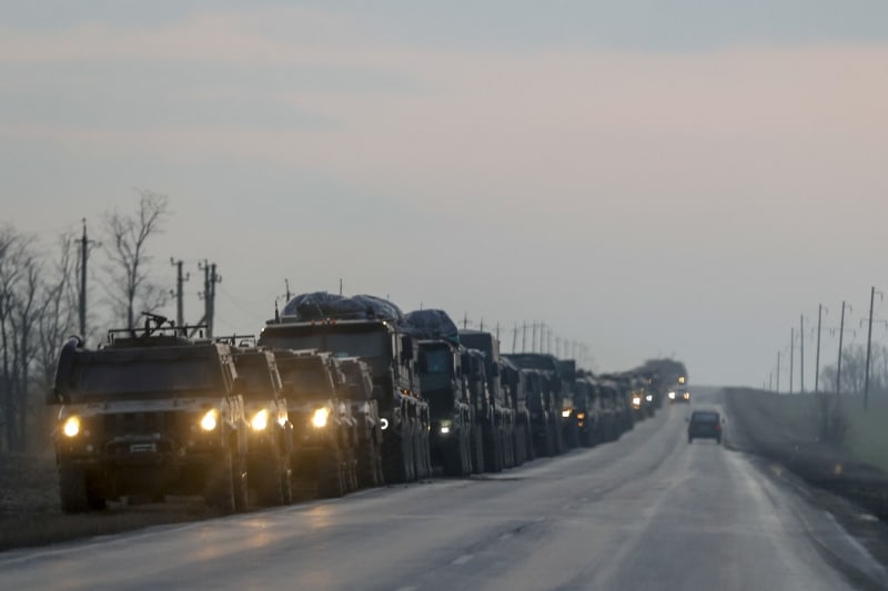 Do vypuknutí války zbývalo pár hodin, ruský vojenský konvoj se přesouval k ukrajinsko-ruským hranicím (23. 2. 2023).