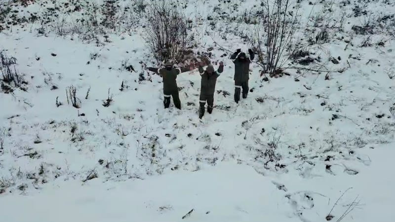 Video vysvětluje ruským vojákům, jak se vzdát dronu a nechat se odvést do zajetí.
