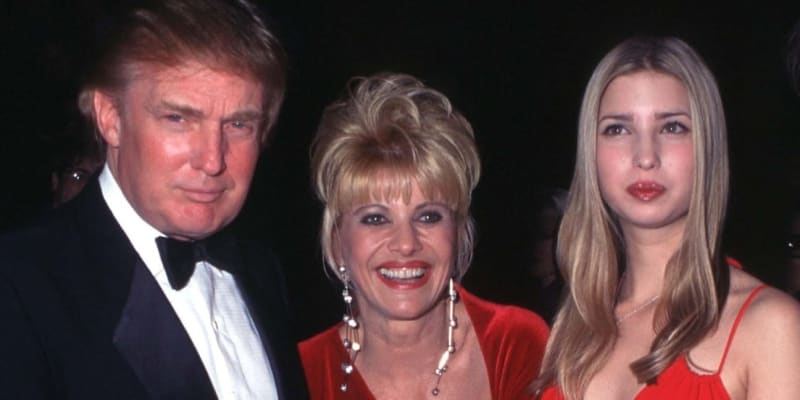 Ivana Trumpová s exmanželem Donaldem a dcerou Ivankou v roce 1998