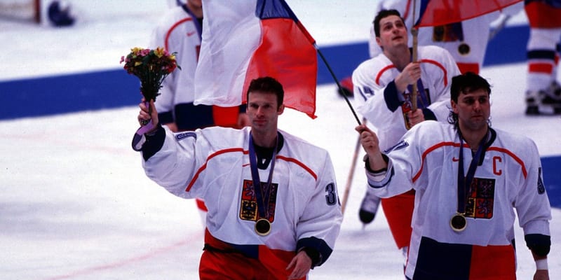 Dvě ústřední postavy olympiády v Naganu – čarující gólman Dominik Hašek a kapitán Vladimír Růžička
