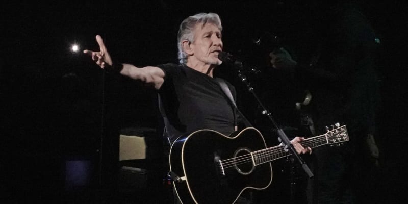 Roger Waters, proslavený jako skladatel, zpěvák a baskytarista britských Pink Floyd, se rozhodl natočit vlastní verzi alba The Dark Side of The Moon.
