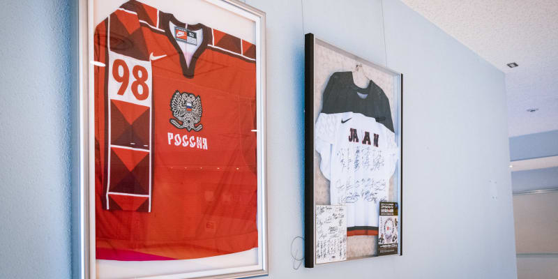 Ve vestibulu jsou vyvěšeny i dresy hráčů ruské či finské reprezentace.