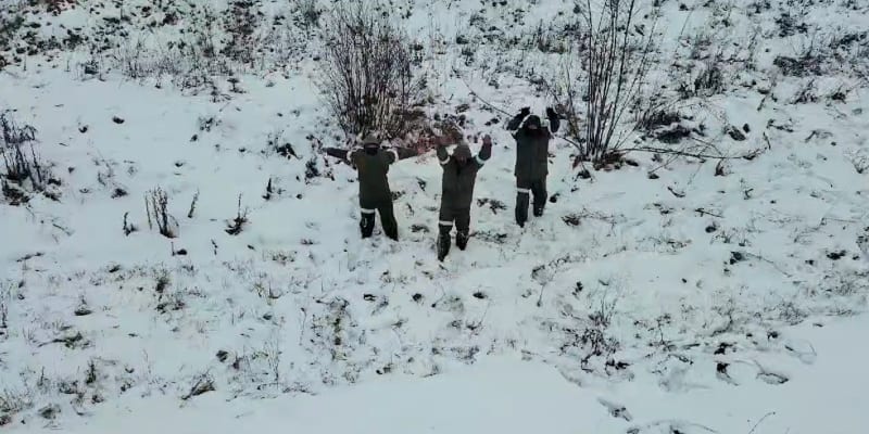 Video vysvětluje ruským vojákům jak se vzdát dronu a nechat se odvést do zajetí.