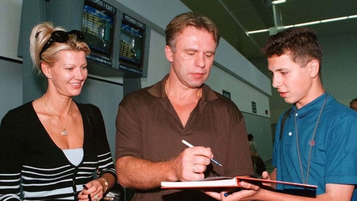 Vjačeslav Fetisov v roce 1998 krátce po příletu do Prahy, kde se na Utkání snů rozloučil s kariérou.