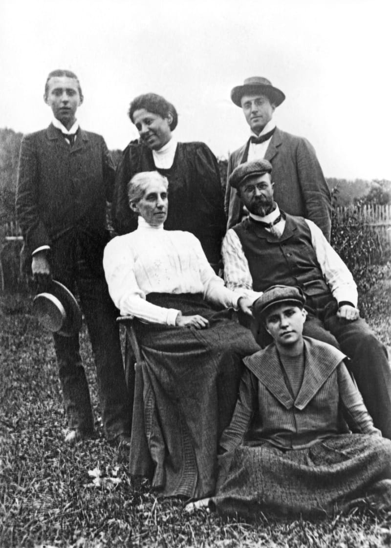 Rodina pohromadě: Sedící Charlotta Masaryková a Tomáš Garrigue Masaryk, před nimi dcera Olga, stojící zleva syn Herbert, dcera Alice a syn Jan.