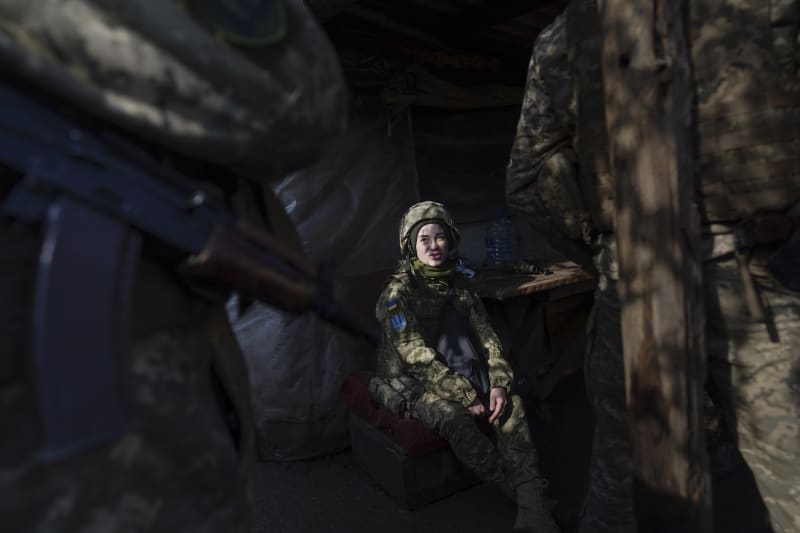 Ukrajinská vojačka v krytu na východě země (foto z 23.2. 2022)