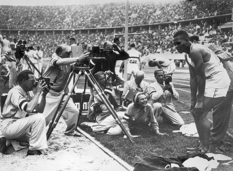 Leni Riefenstahlová diriguje amerického atleta Archieho Williamse, který do USA přivezl zlato v běhu na 400 metrů (1936)