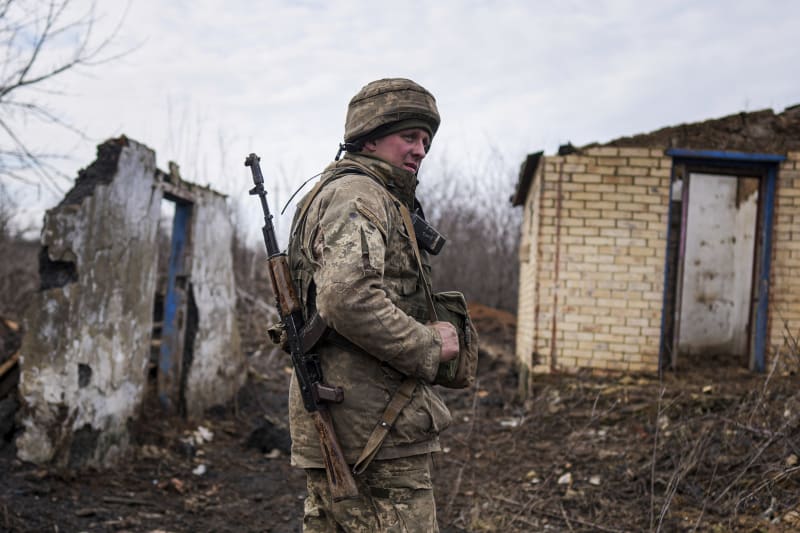 Ukrajinský voják při hlídce na Donbasu (foto z 23.2. 2022)