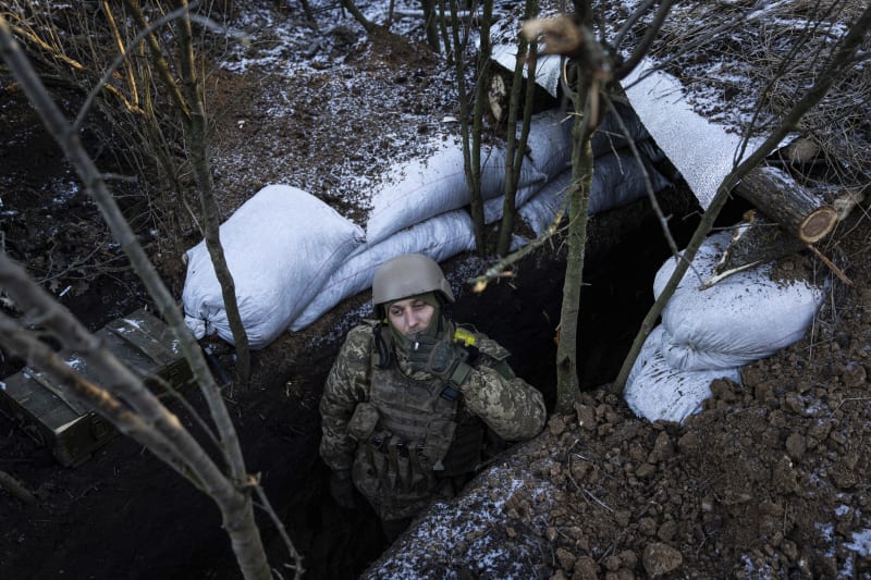 Ukrajinský voják v zákopu u Bachmutu (leden 2023)