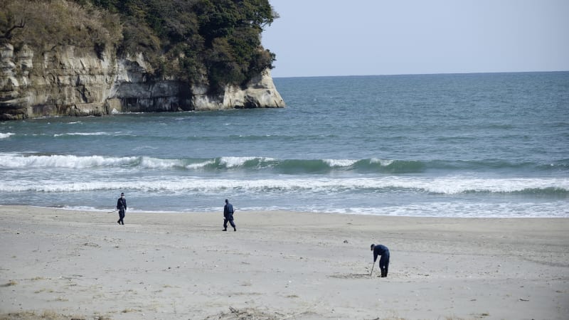 UFO na japonské pláži? Záhadná koule vyvolává řadu spekulací
