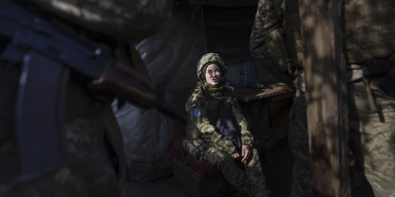Ukrajinská vojačka v krytu na východě země (foto z 23.2. 2022)
