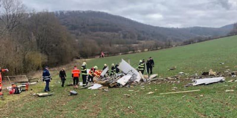 Při pádu letadla na Slovensku zemřeli čtyři lidé.