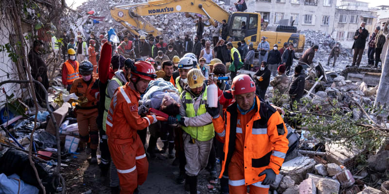 Záchranáři v Turecku pátrali v troskách po přeživších i obětech zemětřesení.