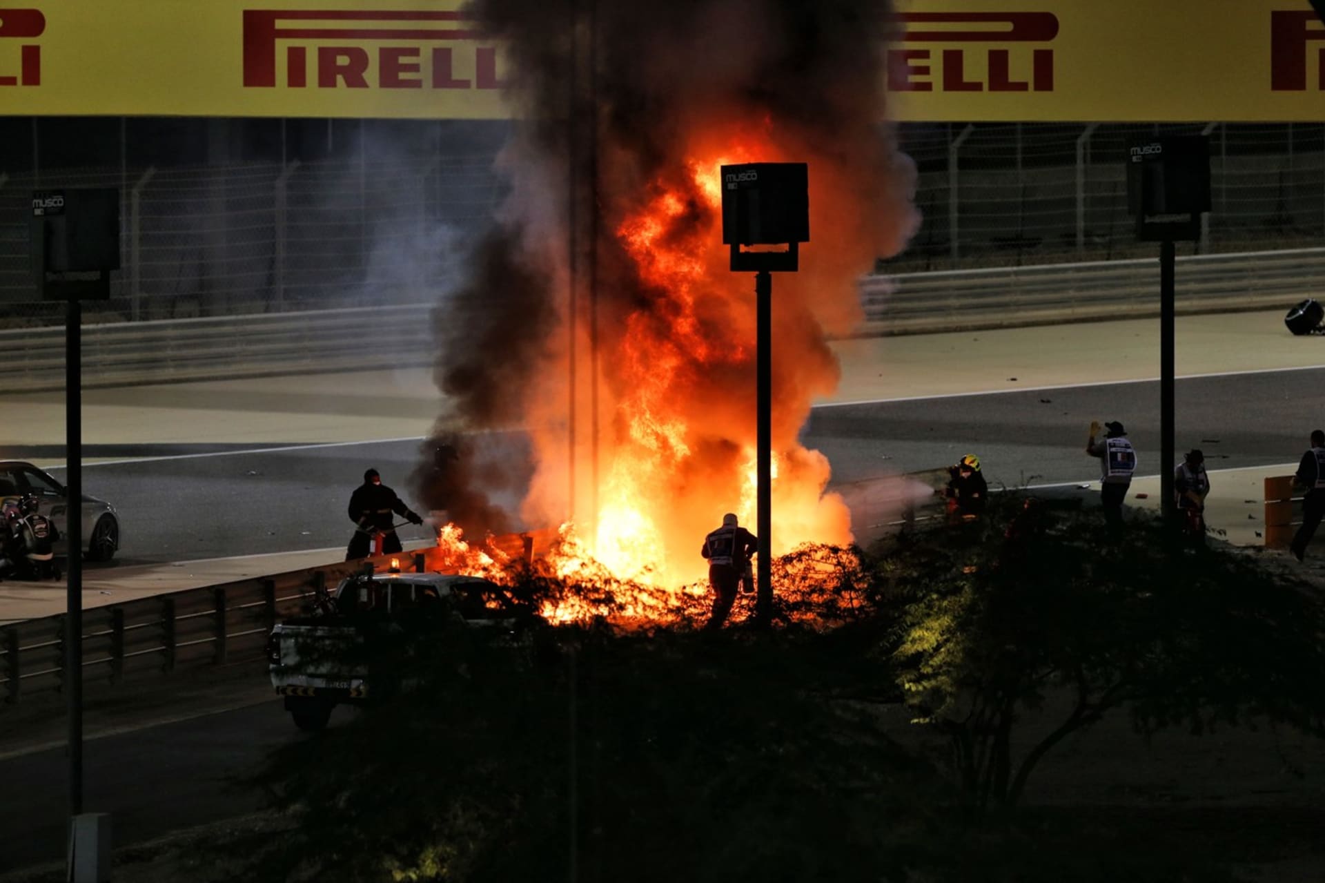 Fotografie pořízená krátce po děsivé nehodě, ze které Romain Grosjean vyvázl jako zázrakem takřka nepošramocený.