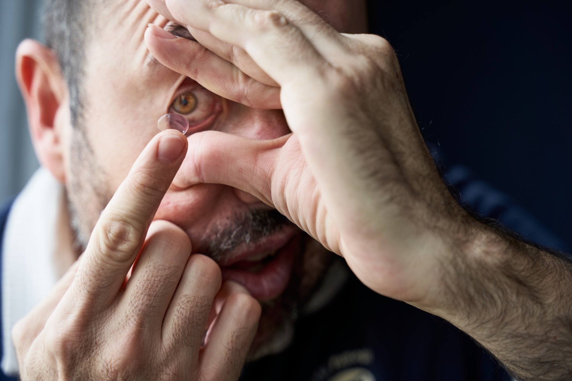 Muž usnul s kontaktními čočkami a do oka se mu dostala bakterie požírající maso. (Ilustrační foto)