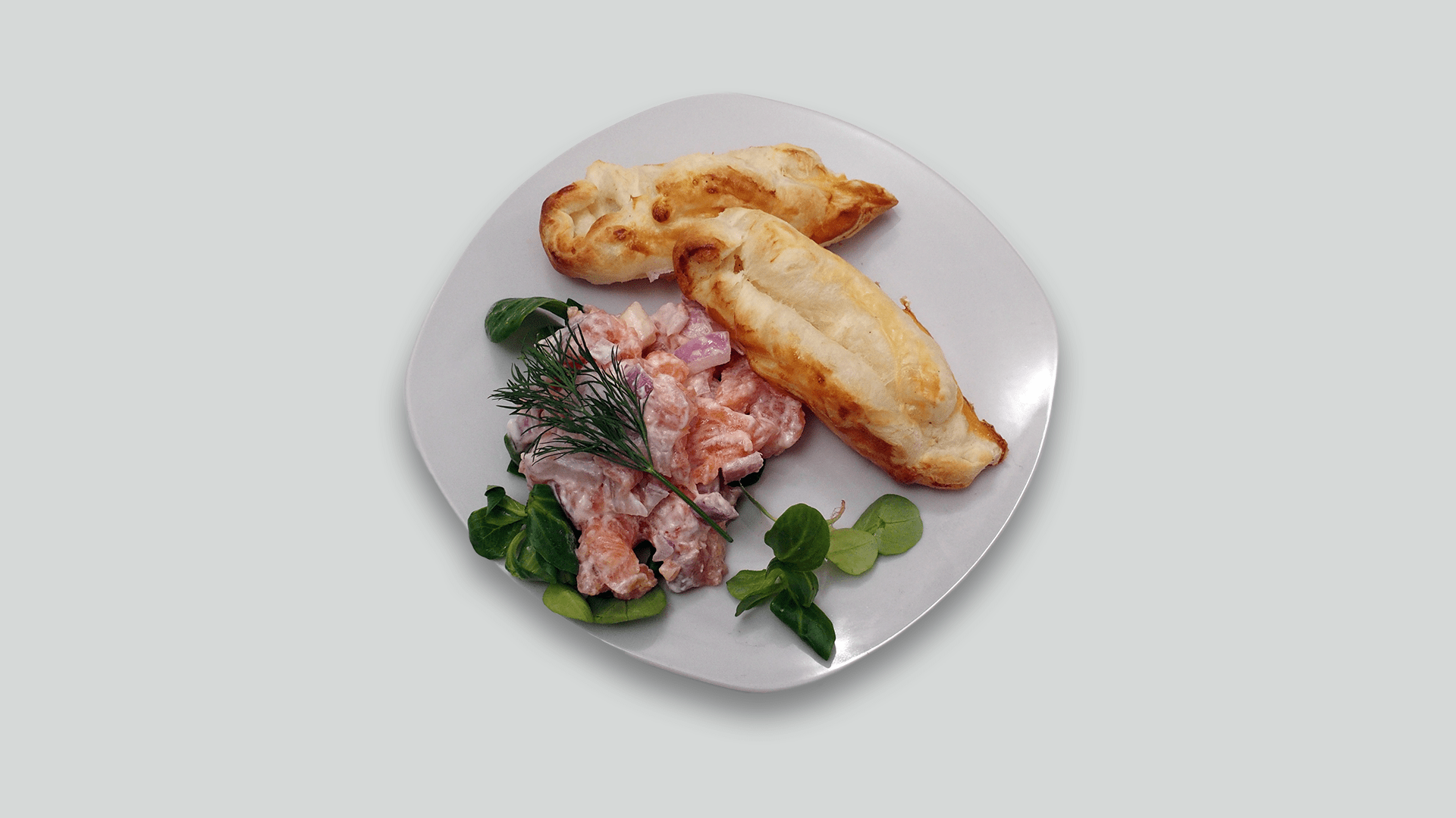Tataráček z lososa s rohlíčkem z listového těsta