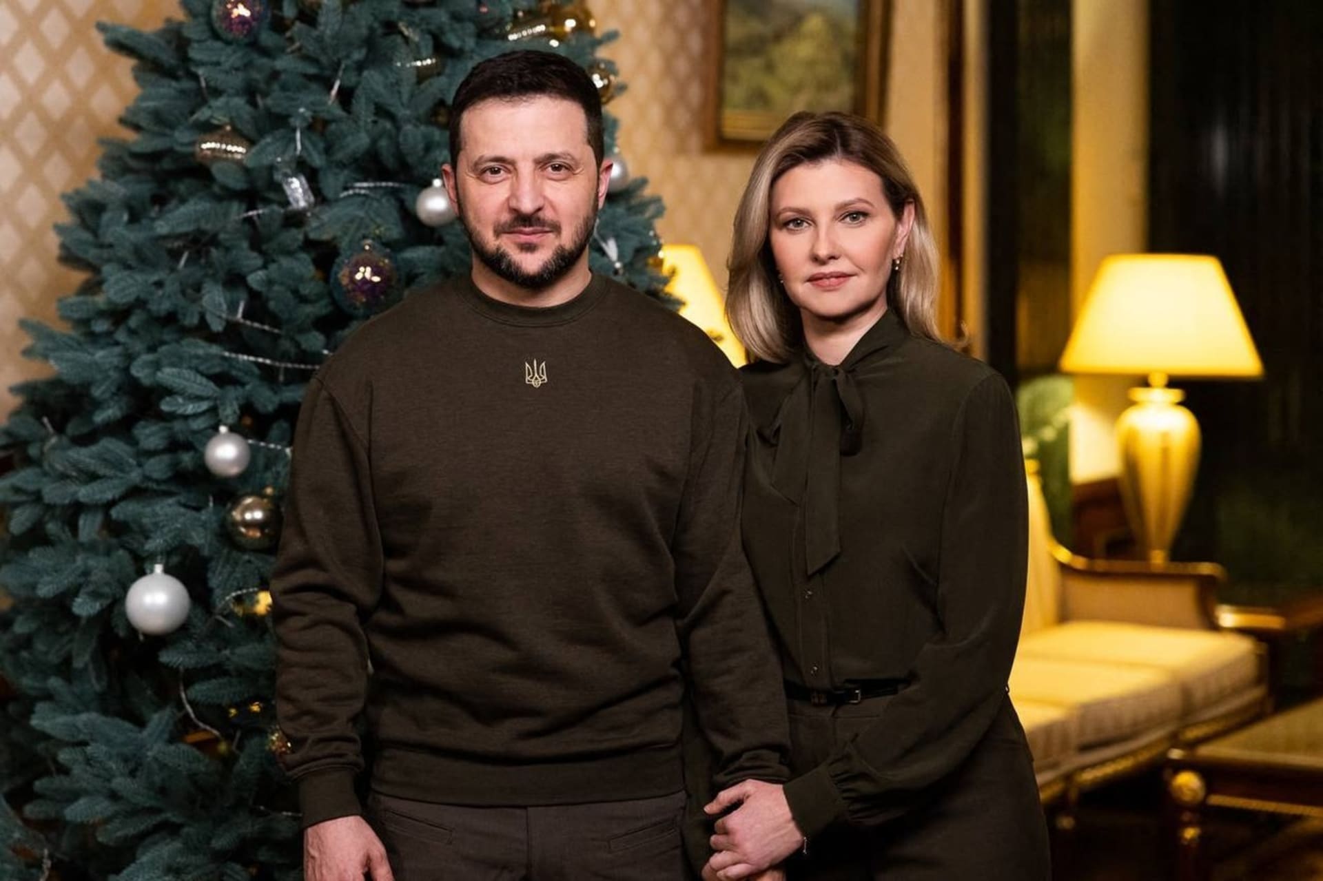 Loňské vánoční foto manželů Zelenských. Žádné široké úsměvy a tmavé oděvy v armádních barvách.