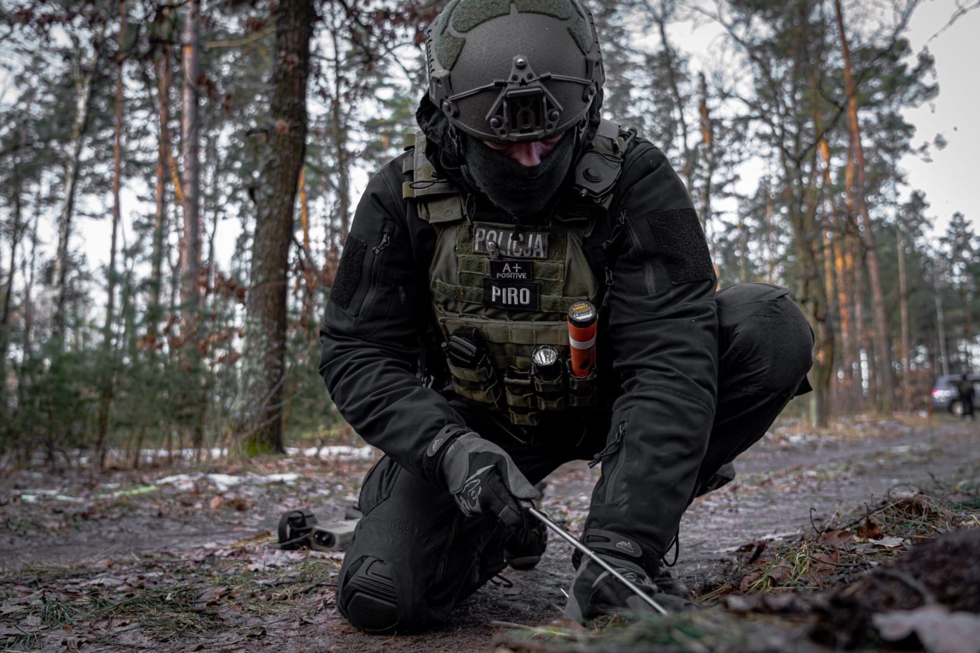 Polský policejní pyrotechnik na Ukrajině při práci na odminování oblasti