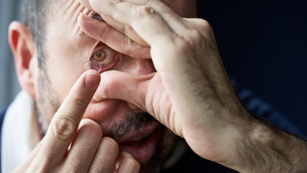 Muž usnul s kontaktními čočkami a do oka se mu dostala bakterie požírající maso. (Ilustrační foto)