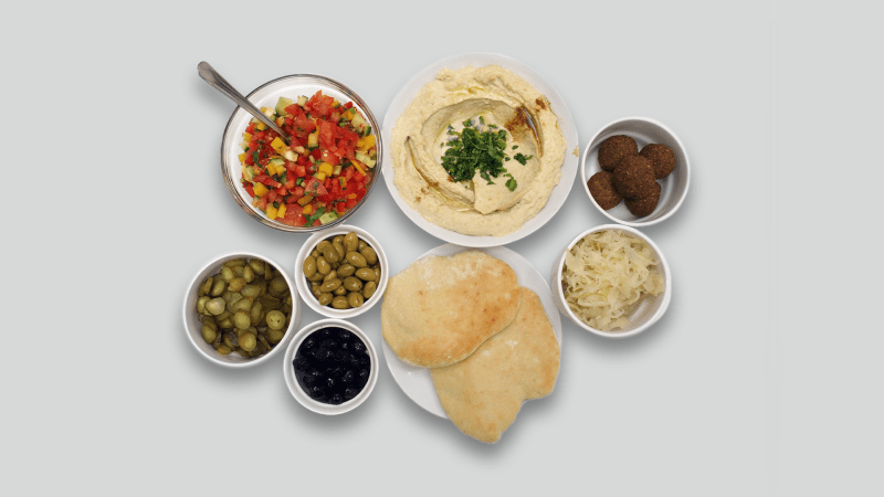 Cizrnový falafel, hummus, chléb pita a variace izraelských salátů
