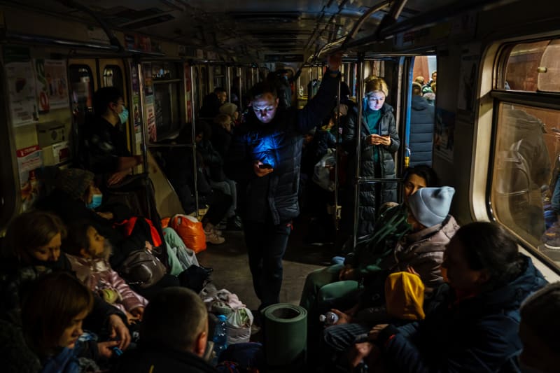 Od prvního dne ruské invaze se Ukrajinci schovávali kde mohli. Na snímku lidé v charkovském metru. (24. 2. 2022)