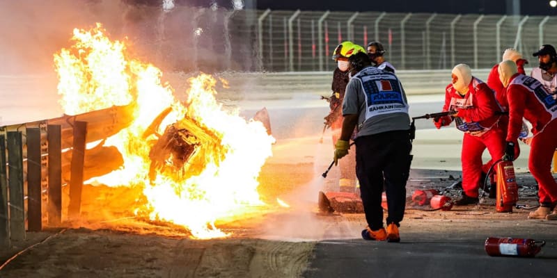 Fotografie pořízená krátce po děsivé nehodě, ze které Romain Grosjean vyvázl jako zázrakem takřka nepošramocený.