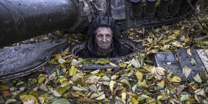 Ukrajinský obránce Bachmutu ve svém tanku