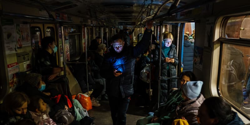 Od prvního dne ruské invaze se Ukrajinci schovávali kde mohli. Na snímku lidé v charkovském metru. (24. 2. 2022)