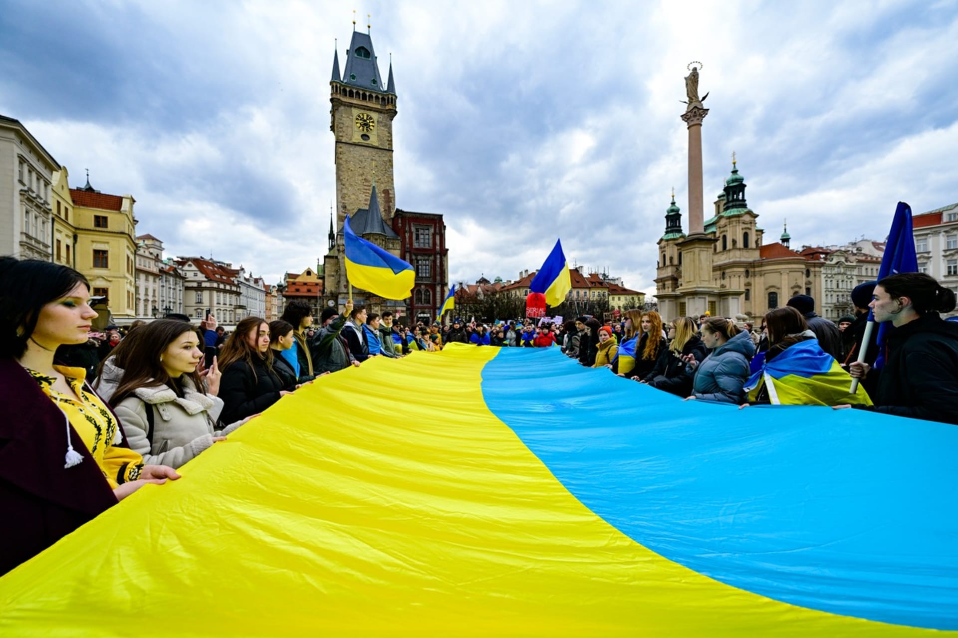 Průvodem, modlitbou i minutou ticha si lidé v ČR připomněli rok bojů na Ukrajině.