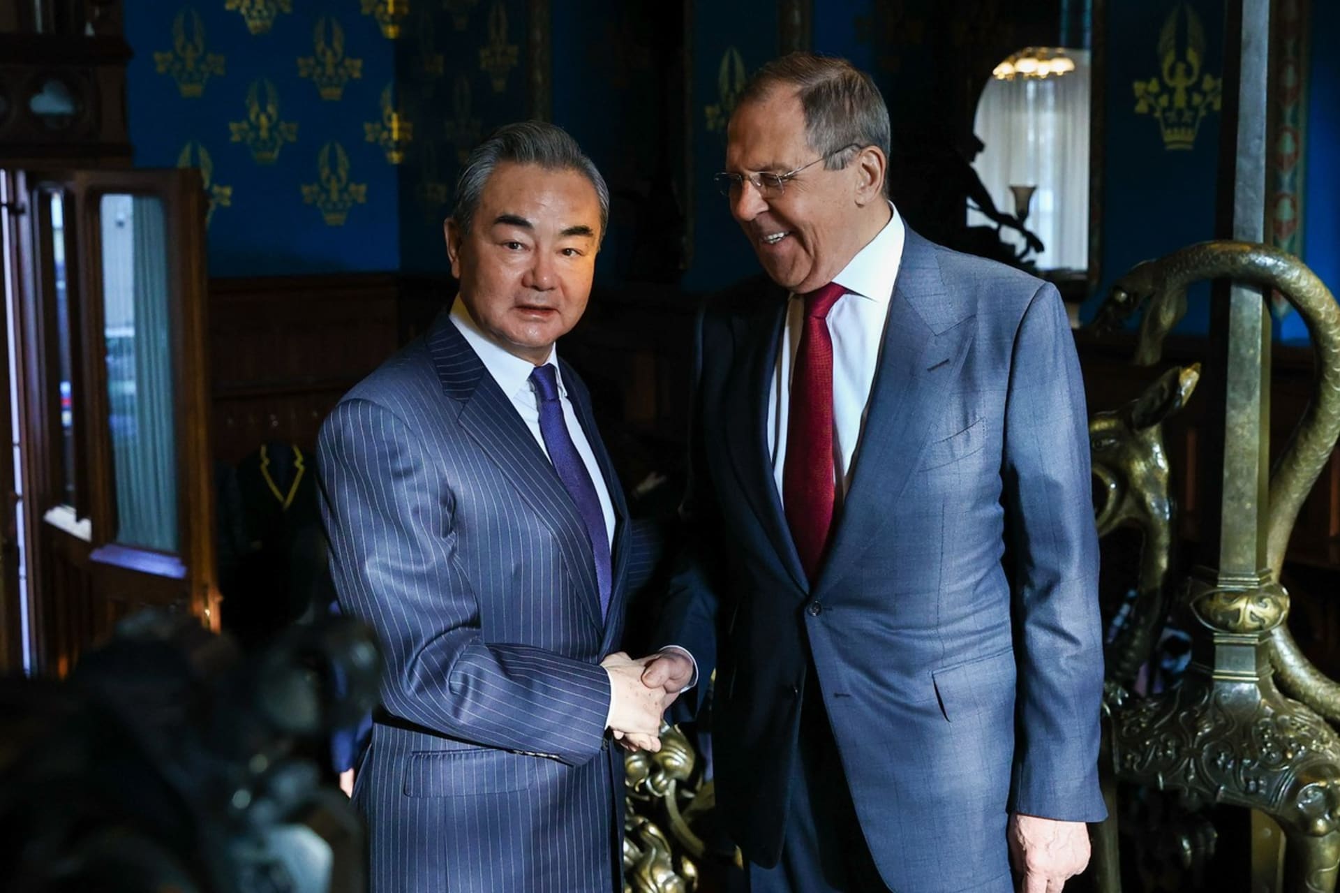 Vrchní čínský diplomat Wang I s ruským ministrem zahraničí Sergejem Lavrovem (22. 2. 2023)