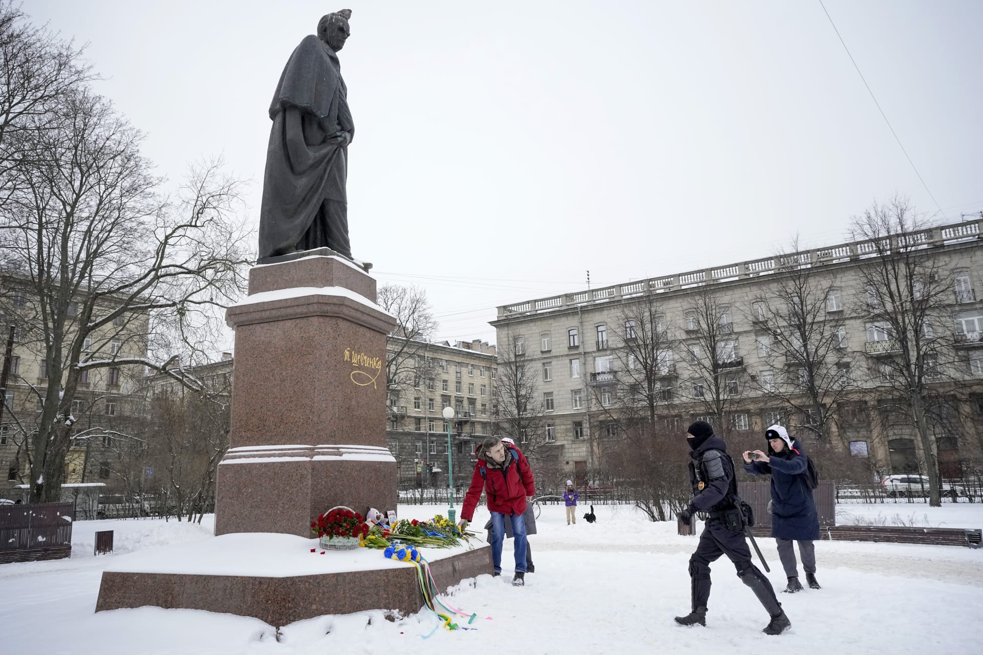 V Petrohradu policie zadržela lidi, kteří přišli položit květiny k pomníku ukrajinského básníka Tarase Ševčenka. 