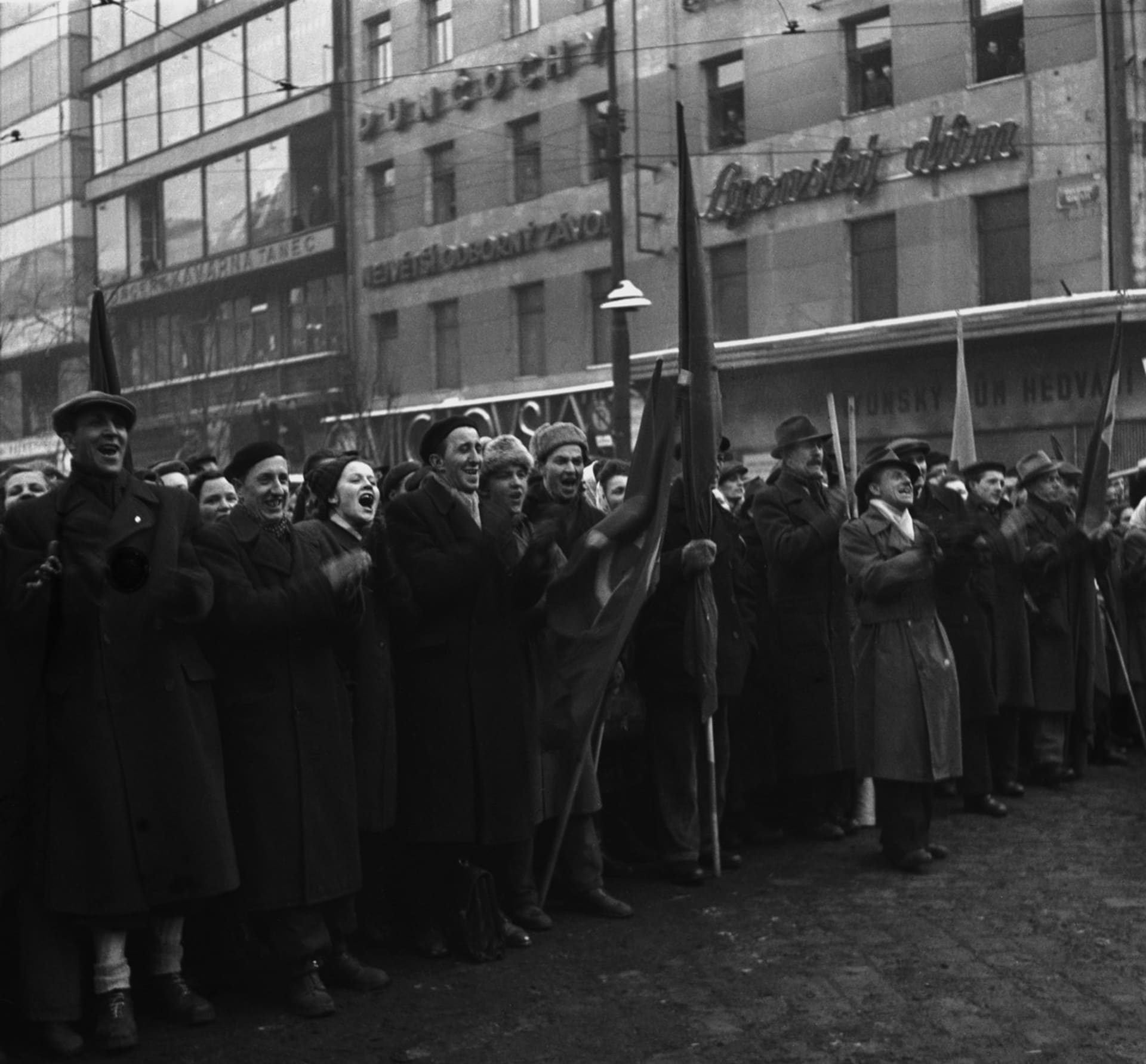 Dělníci na Václavském náměstí čekají na návrat Klementa Gottwalda z Hradu (25. února 1948)