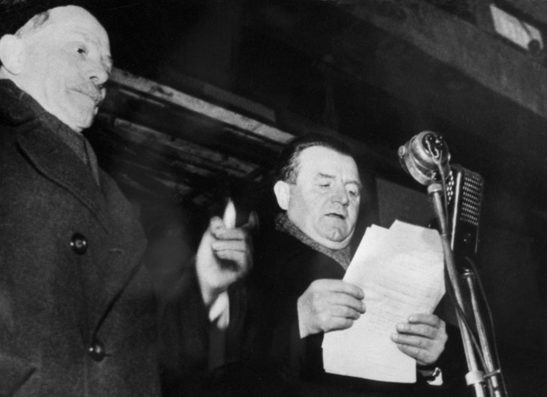 Skutečný snímek z 25. února 1948 zachycuje Gottwalda hřímajícího k davu z korby nákladního vozu na Václavském náměstí. Žádná čepice, žádný Clementis (vedle Gottwalda stojí Josef Krosnař).