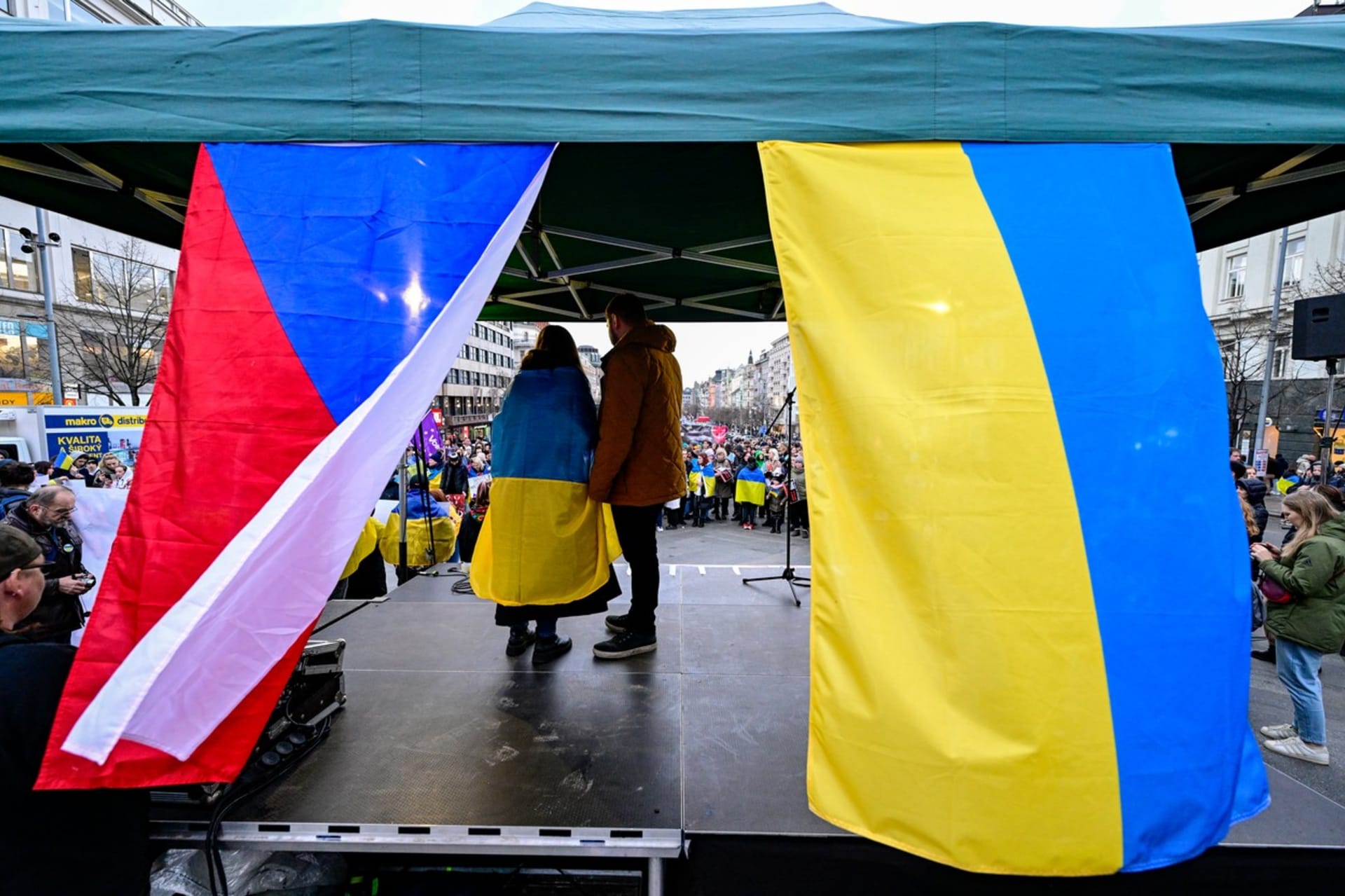 Průvodem, modlitbou i minutou ticha si lidé v ČR připomněli rok bojů na Ukrajině.