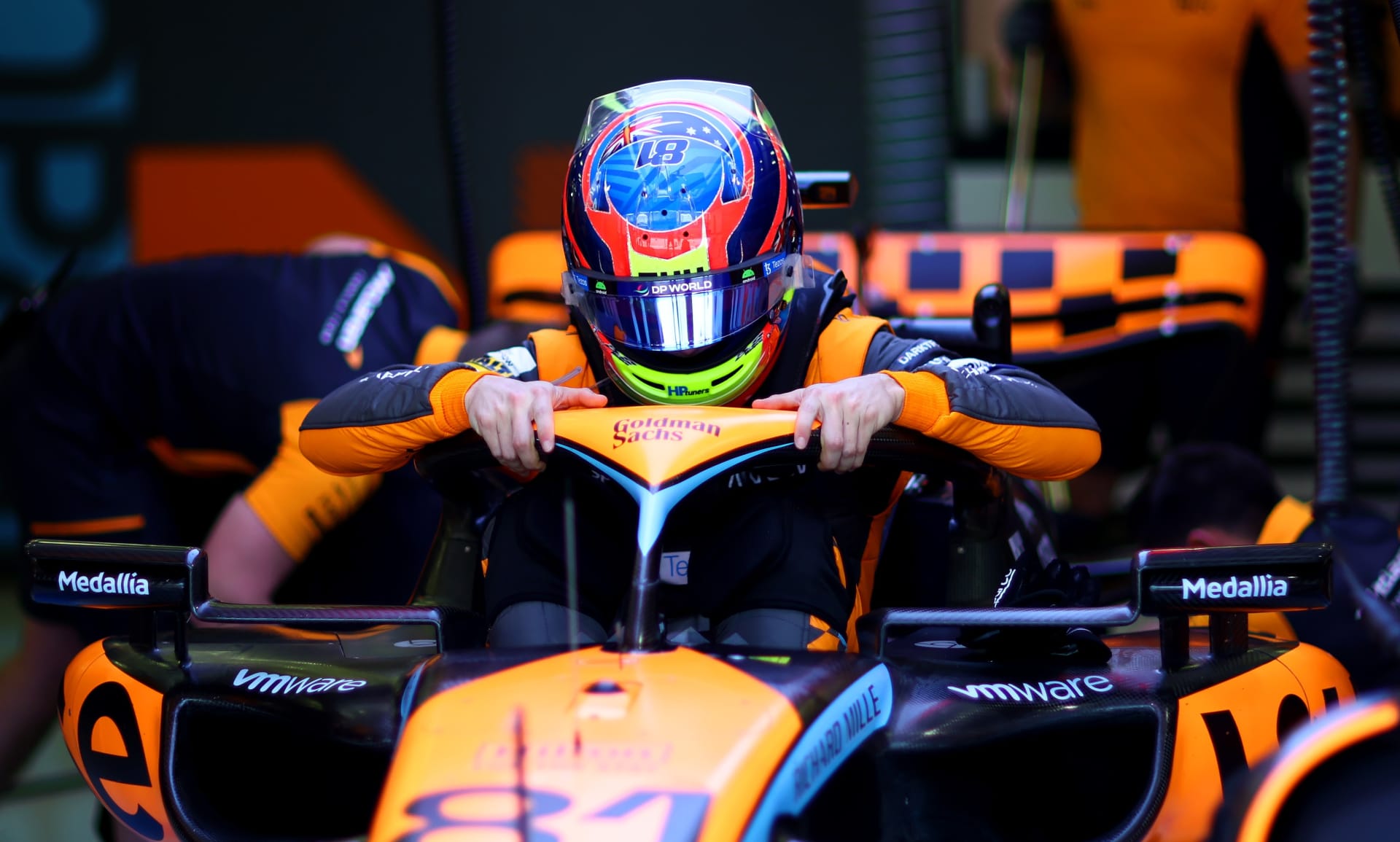 Nováček Oscar Piastri se souká z vozu McLaren během testů v Bahrajnu.