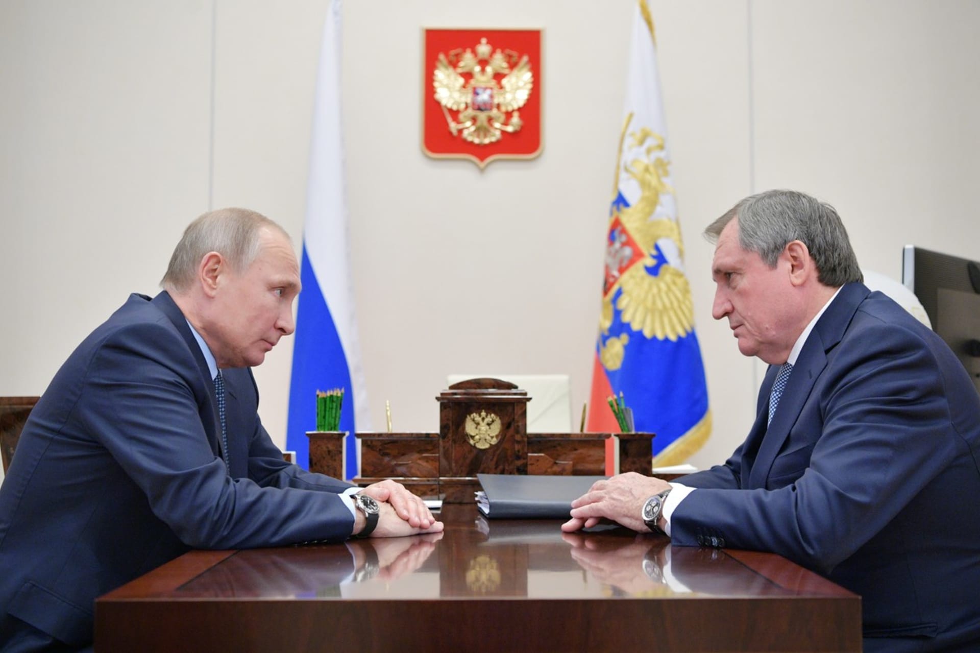 Ruský prezident Vladimir Putin v diskusi se svým ministrem energetiky Nikolajem Šulginovem. 