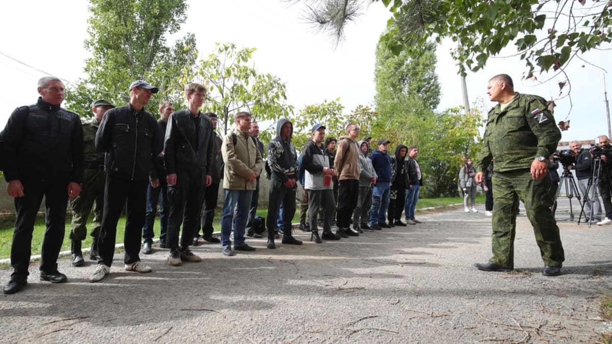 Muži, kteří dostali povolávací rozkaz, stojí před vojenským velitelstvím ve Volgogradu