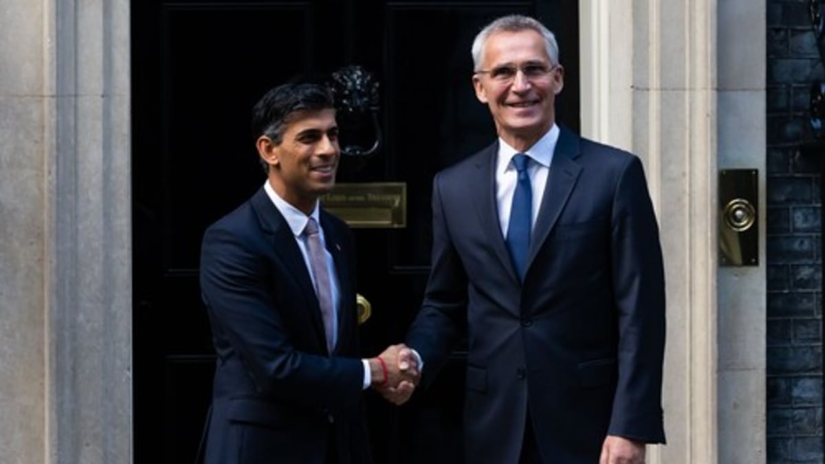Britský premiér Rishi Sunak a generální tajemník NATO Jens Stoltenberg
