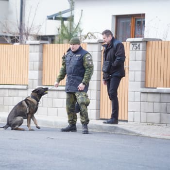 Končící prezident Miloš Zeman navštívil svůj nový domov v Lánech. Okolí domu hlídala ochranka i psovod.