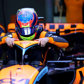 Nováček Oscar Piastri se souká z vozu McLaren během testů v Bahrajnu.
